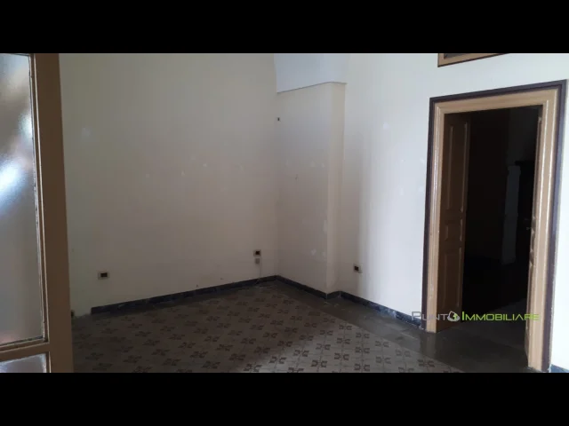 Appartamenti in Vendita - Ufficio 3 vani in centro
