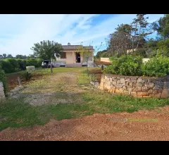 Villa con taverna e ampio terreno in località torre guaceto