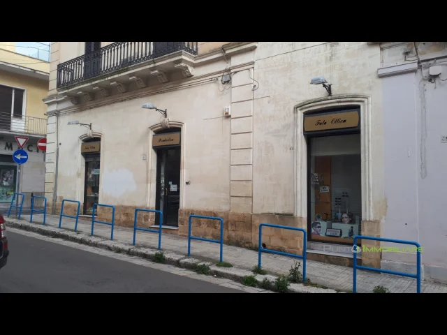 Locale ad angolo con 3 vetrine