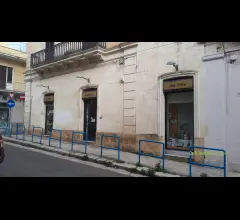 Appartamenti in Vendita - Locale ad angolo con 3 vetrine