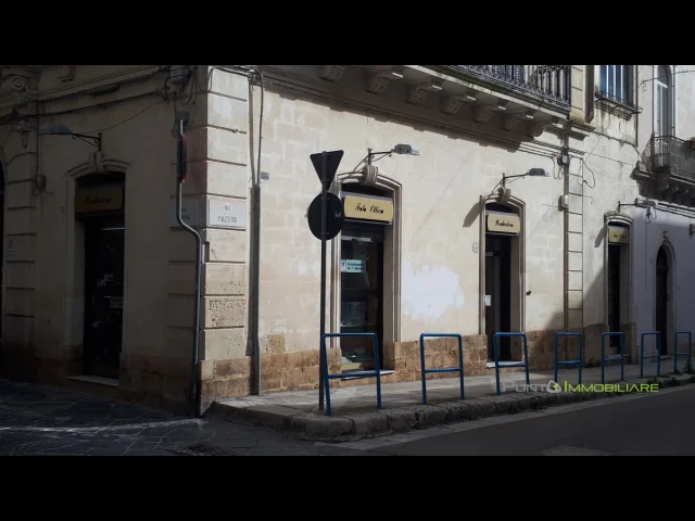 Appartamenti in Vendita - Locale ad angolo con 3 vetrine