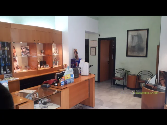 Appartamenti in Vendita - Locale ad angolo con 3 vetrine