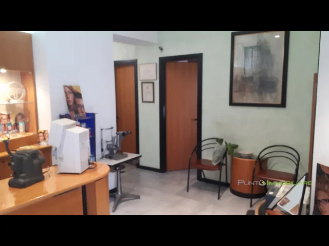 Appartamenti in Vendita - Locale ad angolo con 3 vetrine