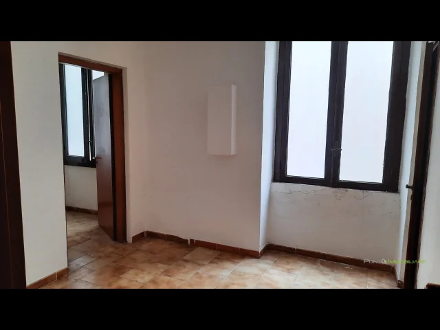 Appartamenti in Vendita - Ufficio secondo piano in centro