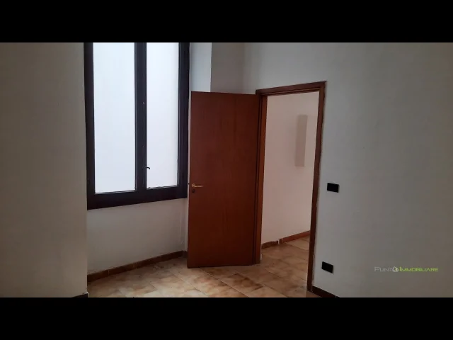 Appartamenti in Vendita - Ufficio secondo piano in centro
