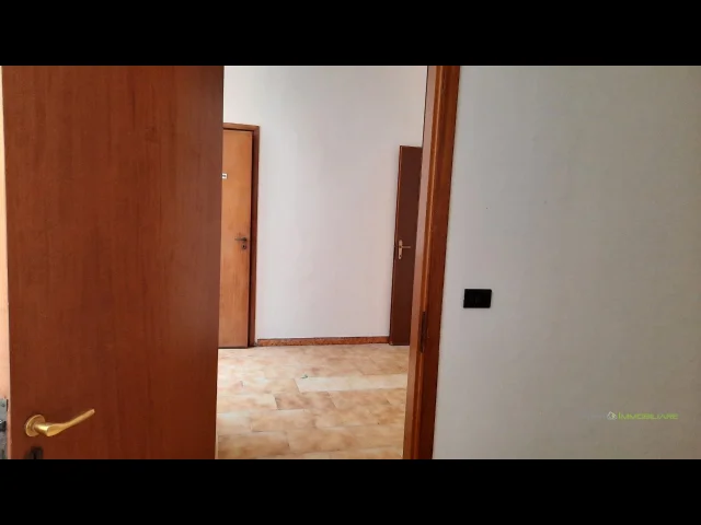 Appartamenti in Vendita - Ufficio secondo piano in centro