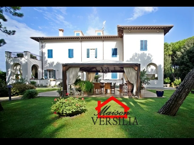 Appartamenti in Vendita - Lussuosa villa con piscina a due passi dal mare