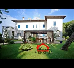 Lussuosa villa con piscina a due passi dal mare