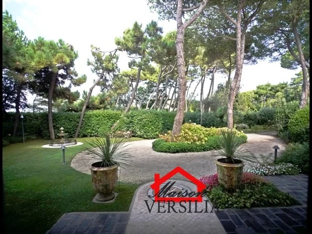 Appartamenti in Vendita - Lussuosa villa con piscina a due passi dal mare