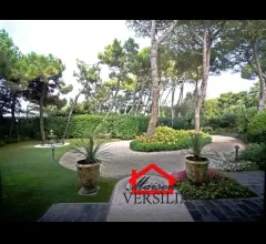 Appartamenti in Vendita - Lussuosa villa con piscina a due passi dal mare