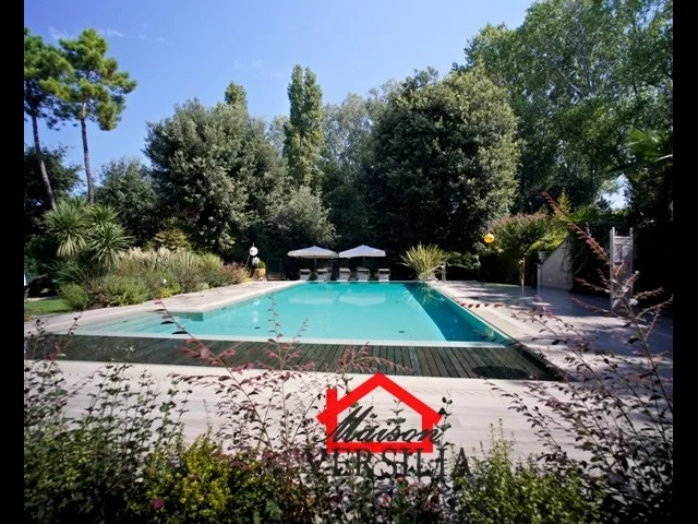 Appartamenti in Vendita - Lussuosa villa con piscina a due passi dal mare