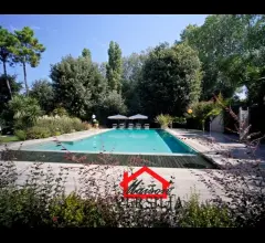 Appartamenti in Vendita - Lussuosa villa con piscina a due passi dal mare