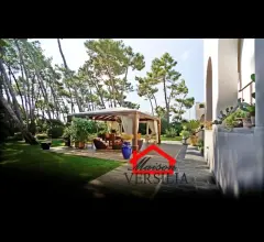 Appartamenti in Vendita - Lussuosa villa con piscina a due passi dal mare