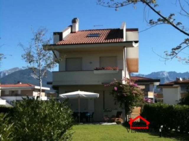 Appartamenti in Vendita - Appartamento in villa in locazione transitoria