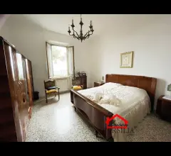 Appartamento piano terra rialzato con giardino e cantina