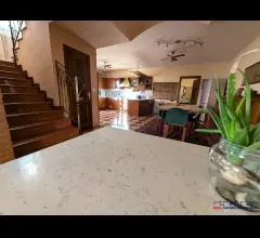 Appartamenti in Vendita - Elegante e raffinata bifamiliare con 500 mq di giardino