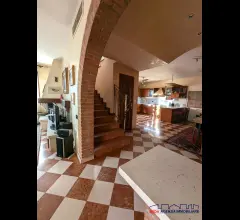 Appartamenti in Vendita - Elegante e raffinata bifamiliare con 500 mq di giardino