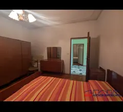 Appartamenti in Vendita - Casa singola da ristrutturare con 450 mq di giardino