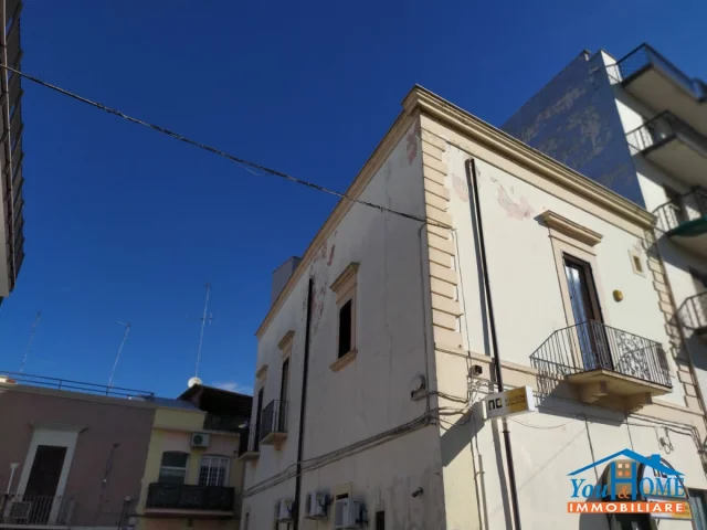 Appartamenti in Vendita - Soluzione indipendente -  p.zza umberto - carbonara