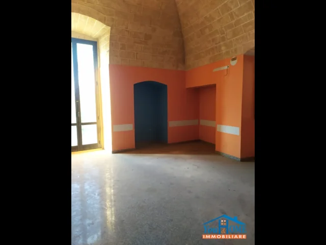 Appartamenti in Vendita - Soluzione indipendente -  p.zza umberto - carbonara