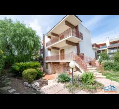 Villa con giardino