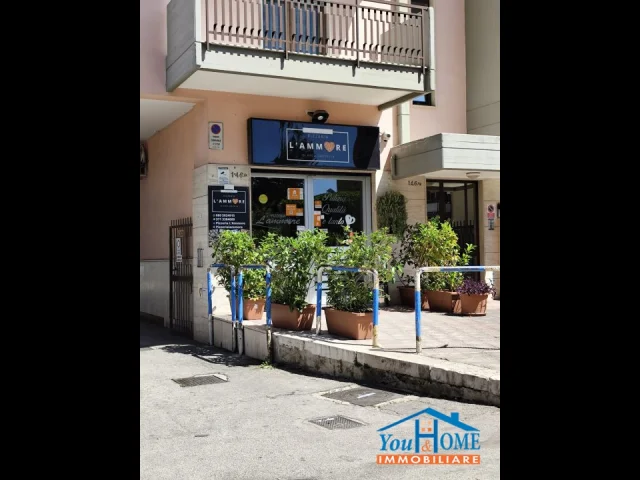 Appartamenti in Vendita - Locale commerciale con area scoperta interna