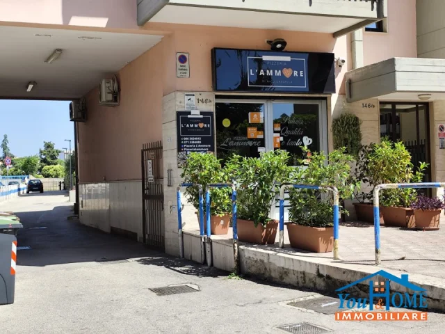 Appartamenti in Vendita - Locale commerciale con area scoperta interna
