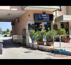 Appartamenti in Vendita - Locale commerciale con area scoperta interna