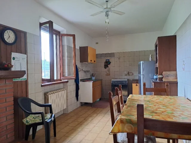 Appartamenti in Vendita - Piano di mommio casale con ampio terreno
