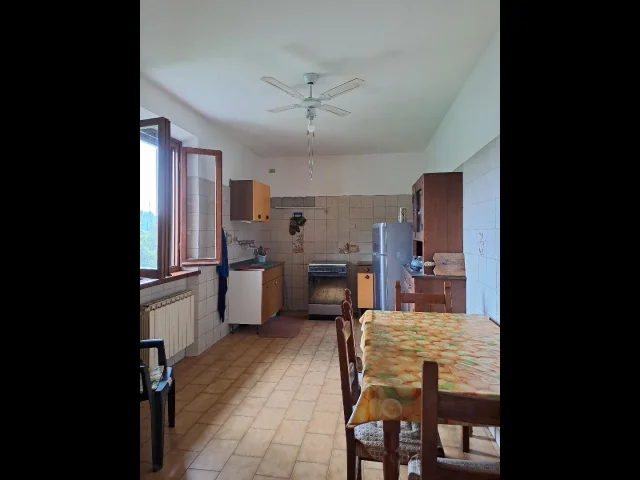 Appartamenti in Vendita - Piano di mommio casale con ampio terreno