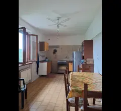 Appartamenti in Vendita - Piano di mommio casale con ampio terreno