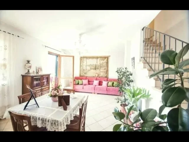 Appartamenti in Vendita - Quiesa in posizione soleggiata e tranquilla bella villetta con giardino