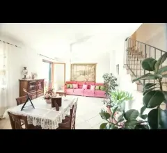 Quiesa in posizione soleggiata e tranquilla bella villetta con giardino