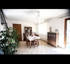 Appartamenti in Vendita - Quiesa in posizione soleggiata e tranquilla bella villetta con giardino