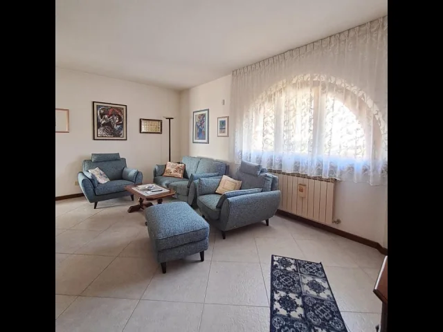 Appartamenti in Vendita - Nuda proprieta' di villa singola in piano di mommio
