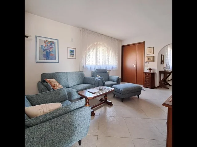 Appartamenti in Vendita - Nuda proprieta' di villa singola in piano di mommio
