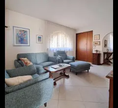 Appartamenti in Vendita - Nuda proprieta' di villa singola in piano di mommio