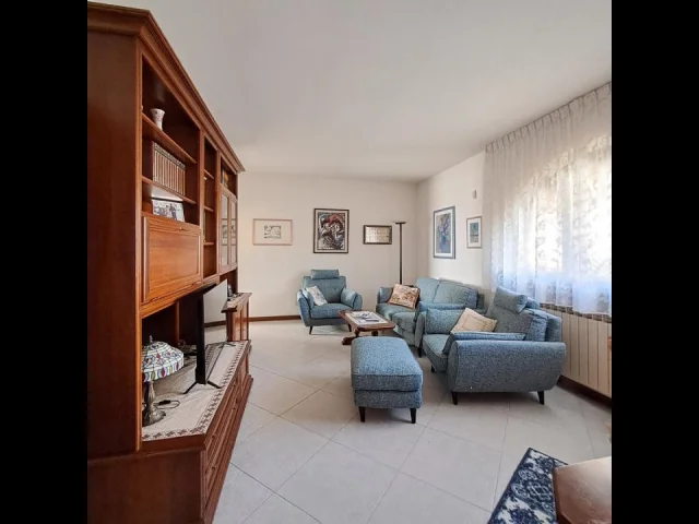 Appartamenti in Vendita - Nuda proprieta' di villa singola in piano di mommio