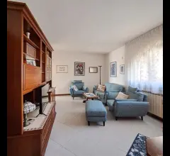 Appartamenti in Vendita - Nuda proprieta' di villa singola in piano di mommio