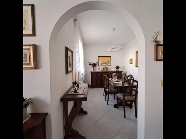 Appartamenti in Vendita - Nuda proprieta' di villa singola in piano di mommio