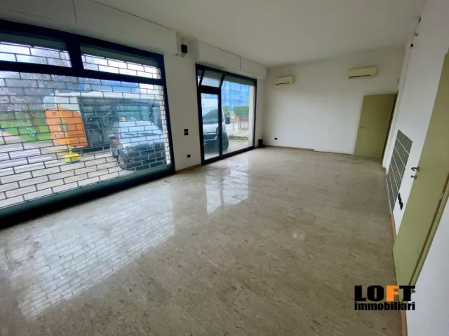 Padova ponte iv martiri vendesi negozio con grande magazzino