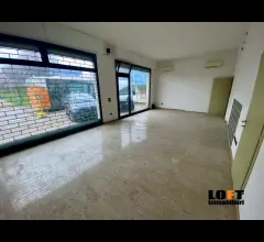 Padova ponte iv martiri vendesi negozio con grande magazzino
