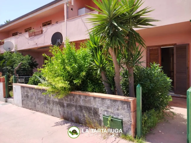 Trivani con cortile e giardinetto