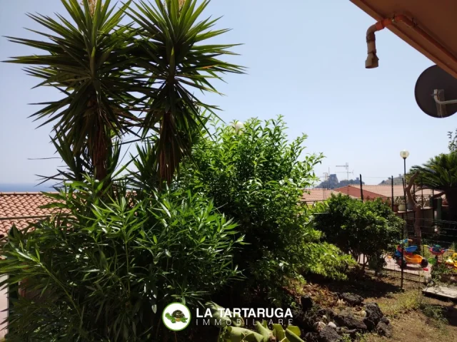 Appartamenti in Vendita - Trivani con cortile e giardinetto