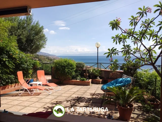 Appartamenti in Vendita - Panoramicissimo trilocale con curato cortile