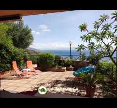 Panoramicissimo trilocale con curato cortile
