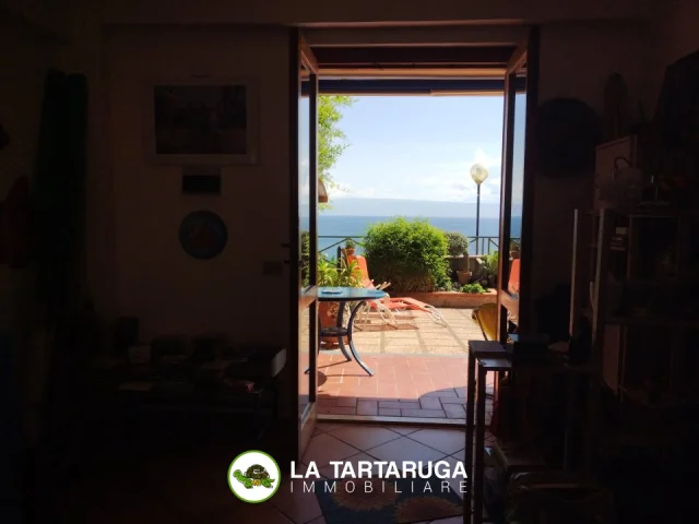 Appartamenti in Vendita - Panoramicissimo trilocale con curato cortile