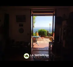 Appartamenti in Vendita - Panoramicissimo trilocale con curato cortile