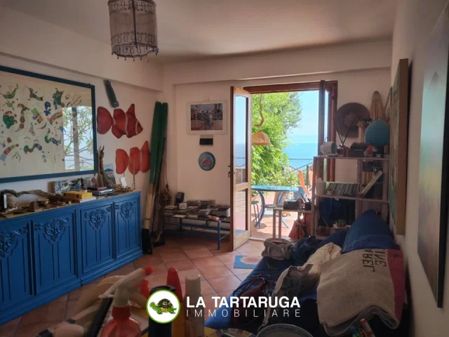 Appartamenti in Vendita - Panoramicissimo trilocale con curato cortile