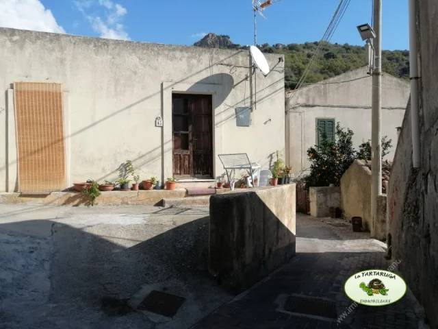 Appartamenti in Vendita - Casa indipendente con ampi spazi esterni